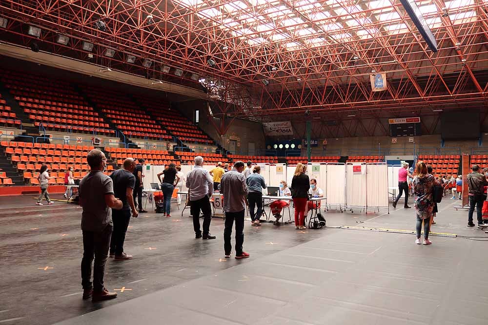 Fotos: El Polideportivo de El Plantío se convierte en punto de vacunación contra la covid