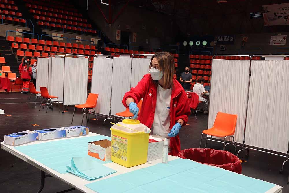 Fotos: El Polideportivo de El Plantío se convierte en punto de vacunación contra la covid