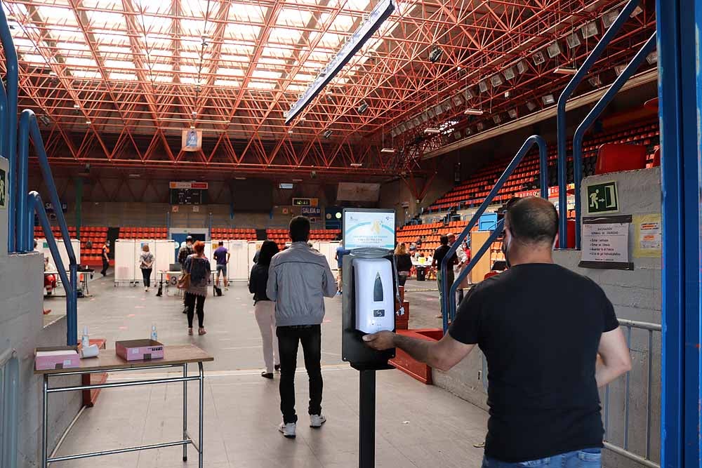 Fotos: El Polideportivo de El Plantío se convierte en punto de vacunación contra la covid