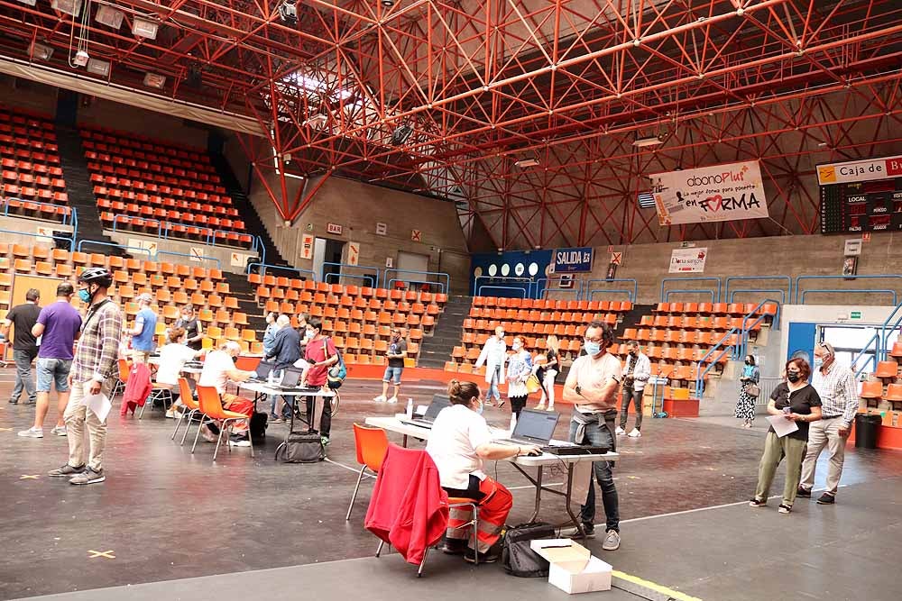 Fotos: El Polideportivo de El Plantío se convierte en punto de vacunación contra la covid