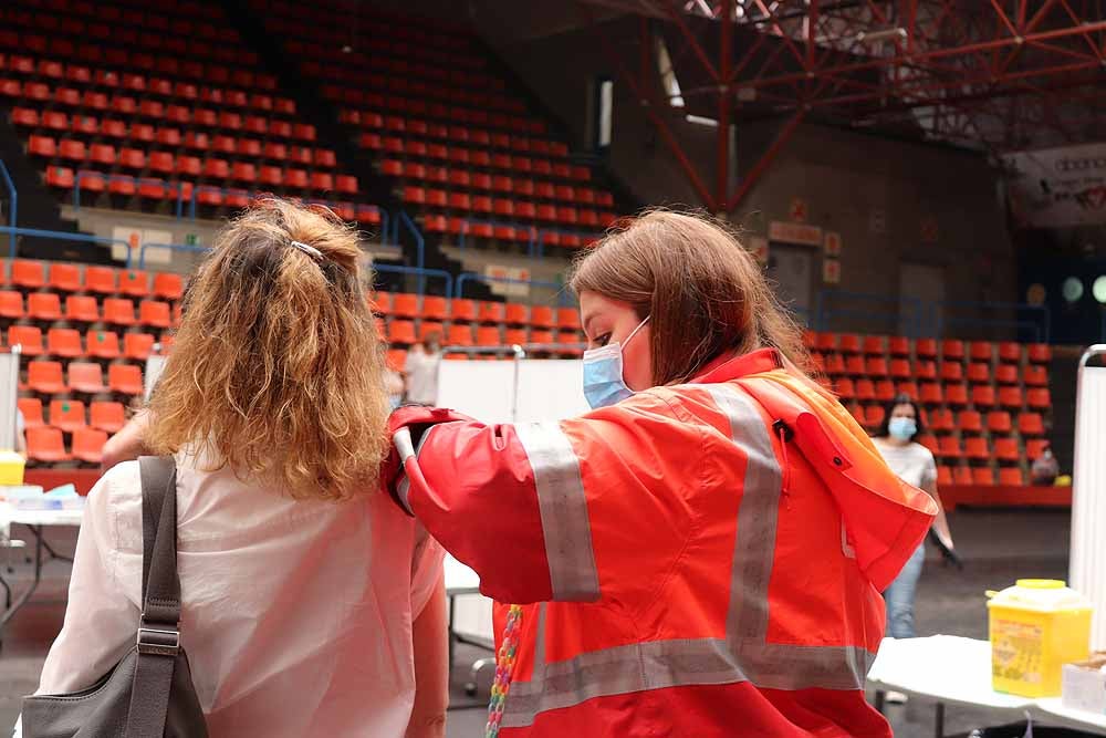 Fotos: El Polideportivo de El Plantío se convierte en punto de vacunación contra la covid