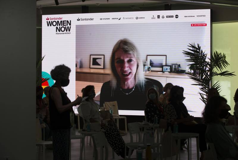 Cori Bargman, directora científica de la fundación Chan Zuckerberg Initiative, durnate su intervención en Santander WomenNOW. 