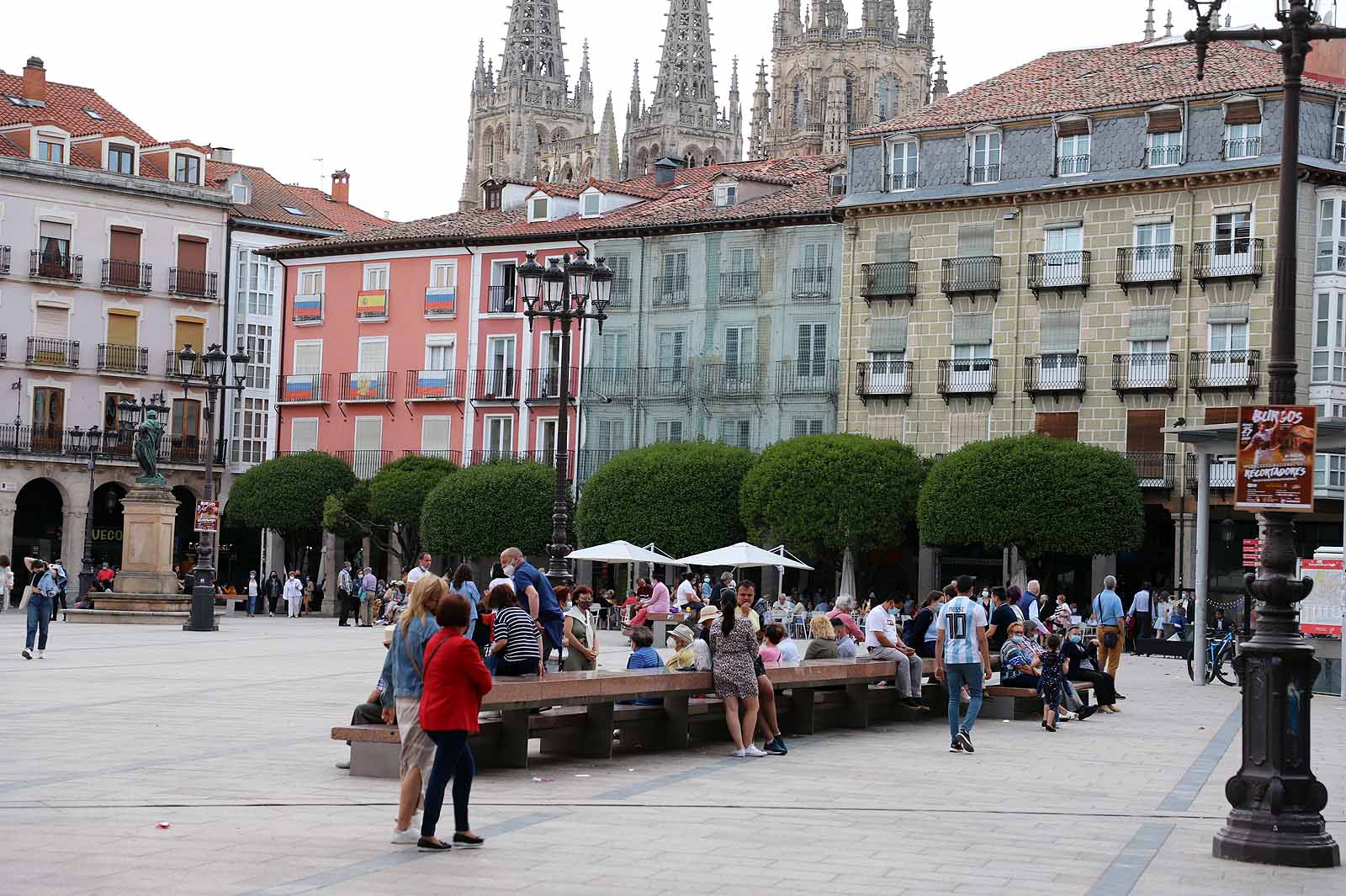 Con el Parral vallado, los burgaleses han optado por el centro de la ciudad para disfrutar de la jornada festiva.