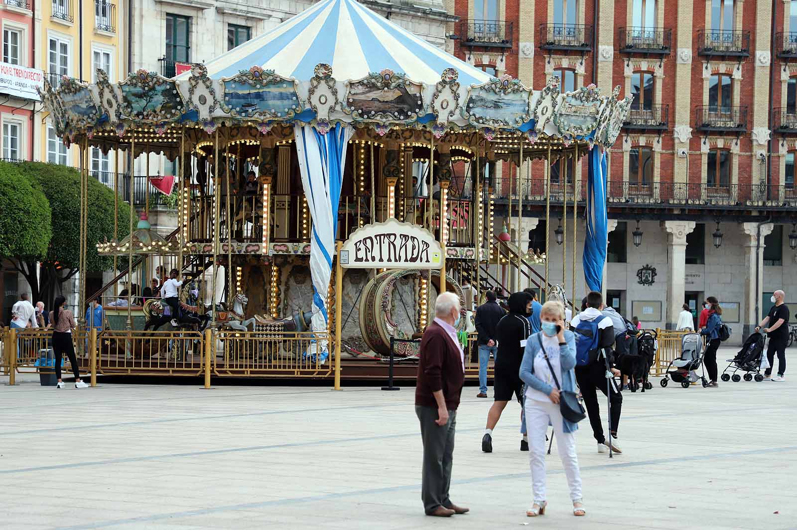 Con el Parral vallado, los burgaleses han optado por el centro de la ciudad para disfrutar de la jornada festiva.