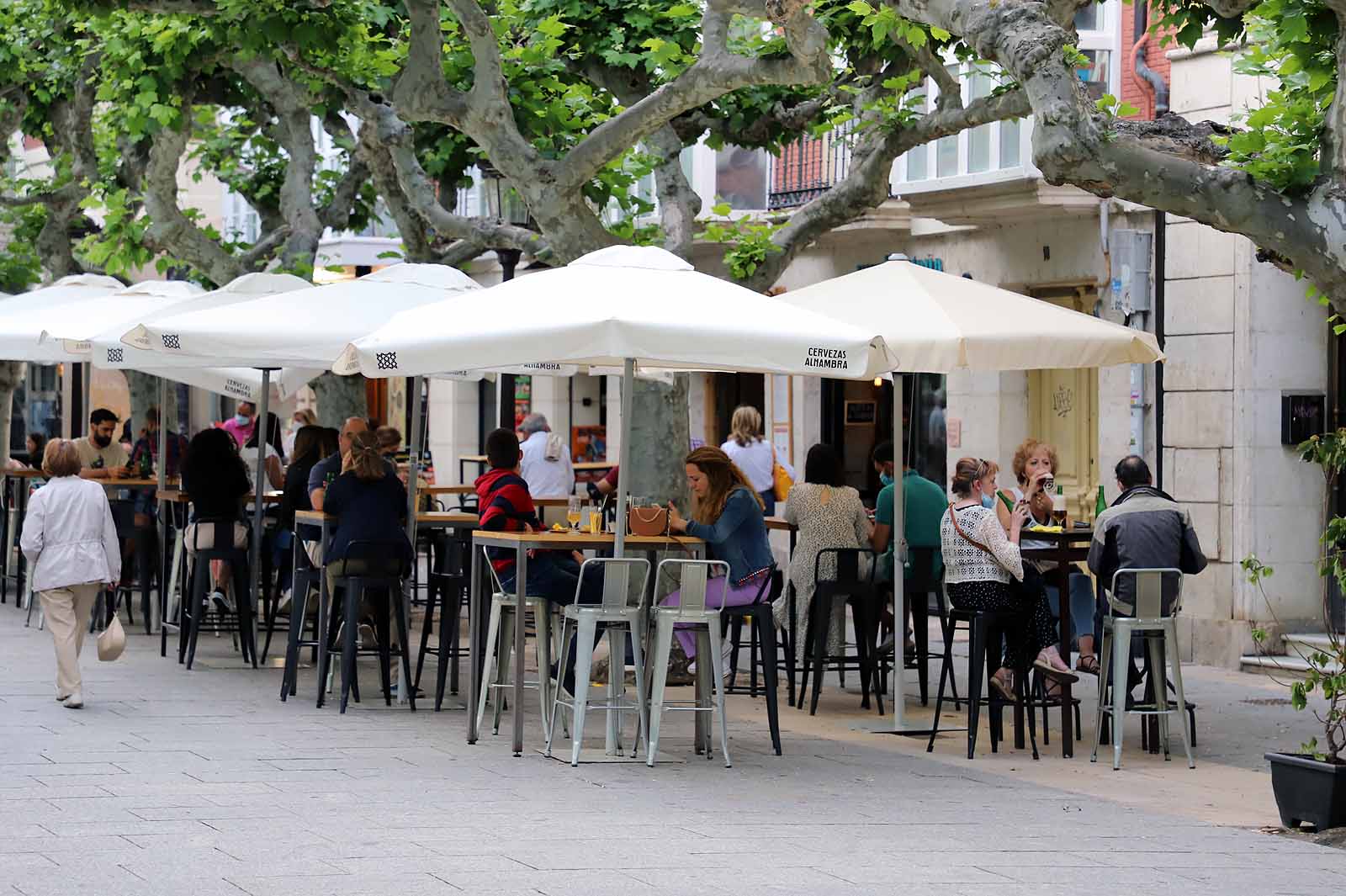 Con el Parral vallado, los burgaleses han optado por el centro de la ciudad para disfrutar de la jornada festiva.