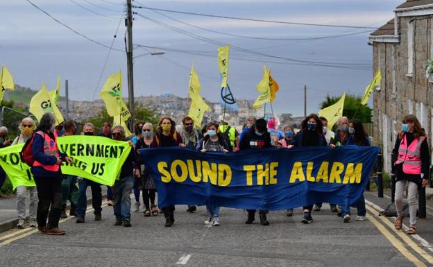 Imagen principal - Protestas con motivo de la cumbre del G-7 