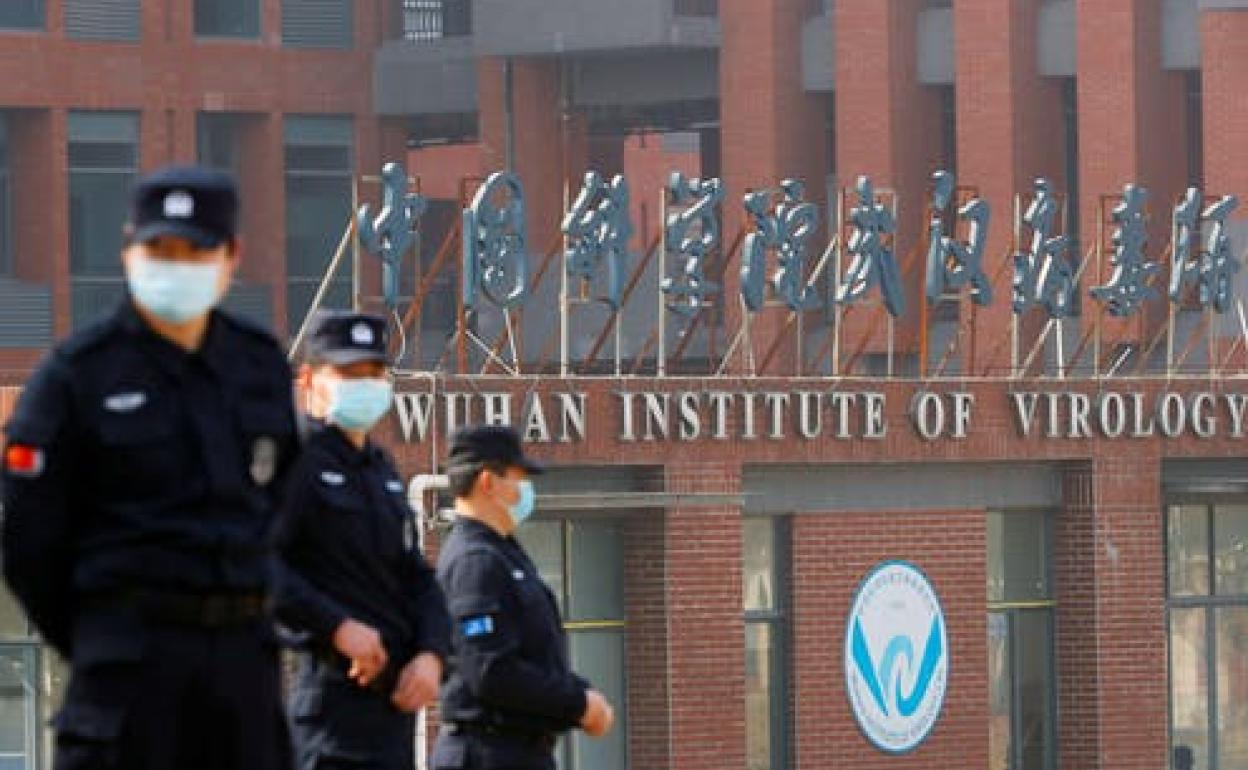 Grupo de policía en Wuhan.