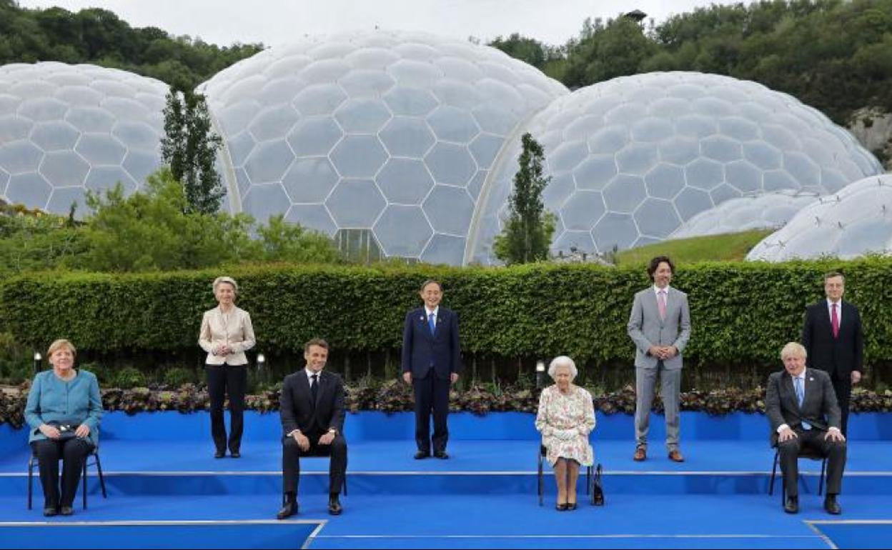 La reina Isabel II de Gran Bretaña (C), junto con líderes del G7 de Canadá, Francia , Alemania, Italia, Japón, Reino Unido y Estados Unidos 