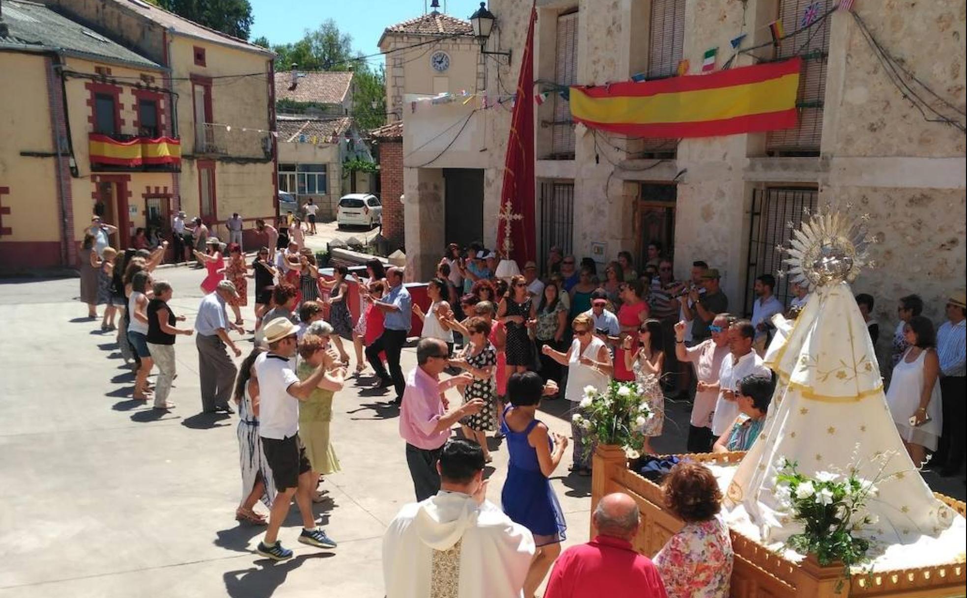 Los vecinos de Valtiendas bailando ante la Virgen en la fiesta de agosto.