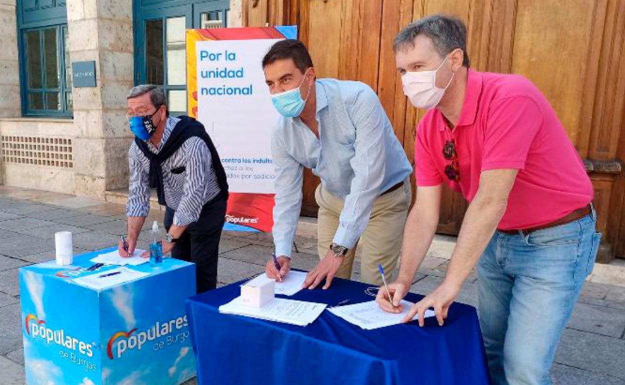 César Rico; presidente del PP de Burgos, Ángel Ibáñez; consejero de Presidencia y Javier Lacalle, senador. 