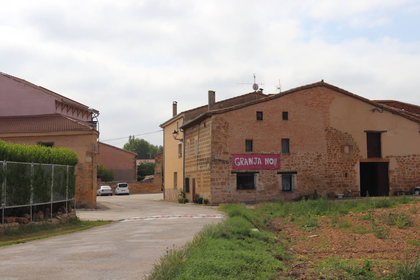 En Llano de Bureba algunos vecinos temen que la instalación de una macrogranja porcina aumente los niveles de nitratos. 