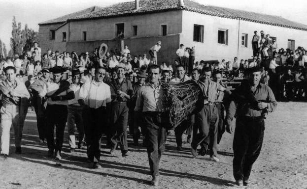 'El cesto', una costumbre que consistía en recibir a los toros que salían del cajón con ese objeto en la plaza de toros de las escuelas nuevas.