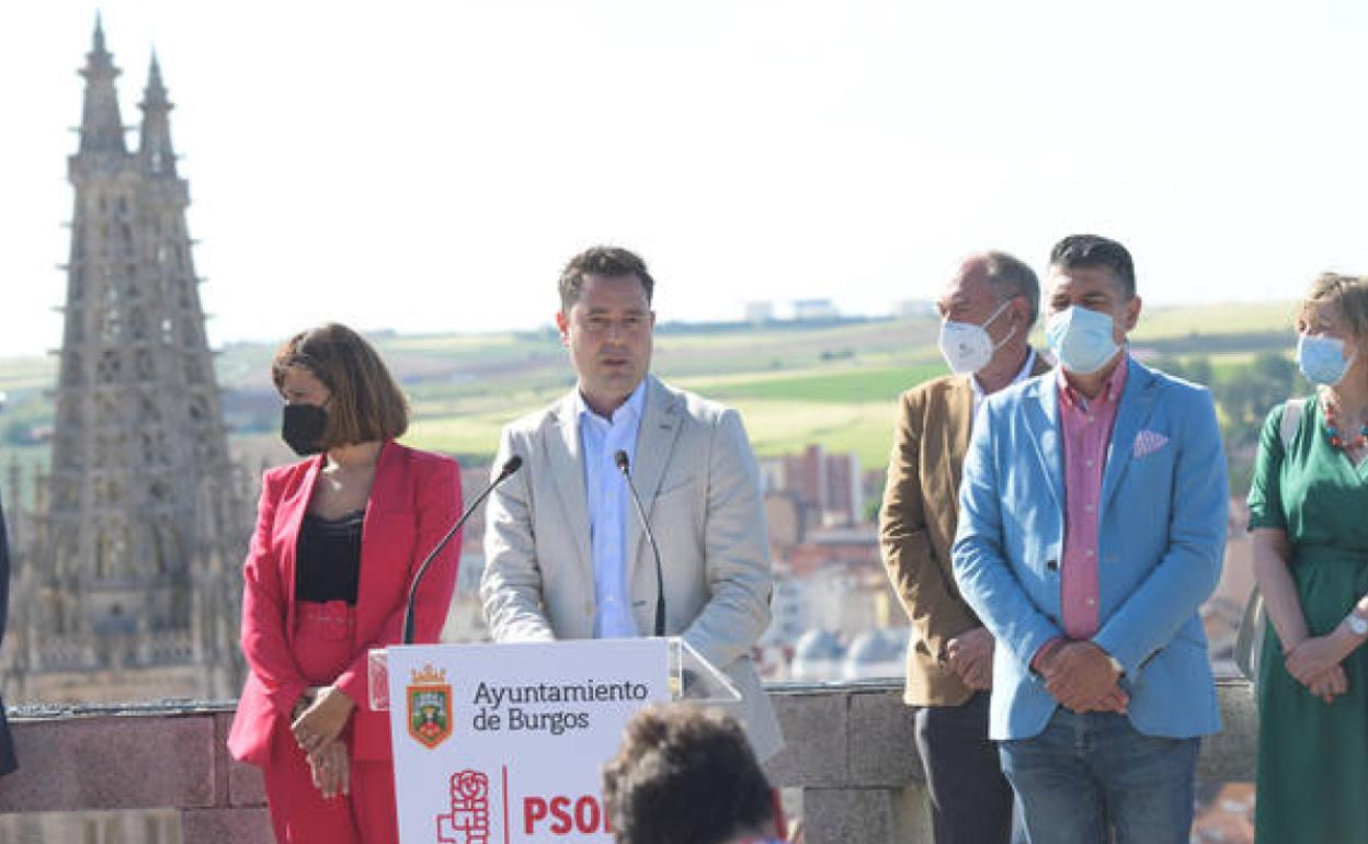 El alcalde de Burgos, Daniel de la Rosa, y el vicealcalde de la ciudad, Vicente Marañón, comparecen ante los medios de comunicación para hacer balance de los dos años del actual mandato.