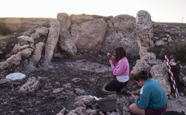 Miembros del equipo científico de la Universidad de Valladolid, en el dolmen de 'El Pendón', ubicado en la localidad burgalesa de Reinoso.