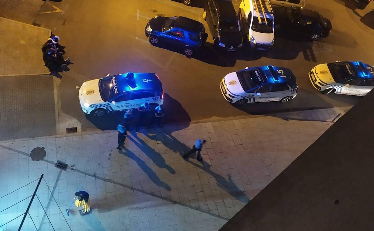 La camarera del local recoge la terraza de su bar ante la presencia de los agentes de la Policía Local sobre la 1:45 horas..
