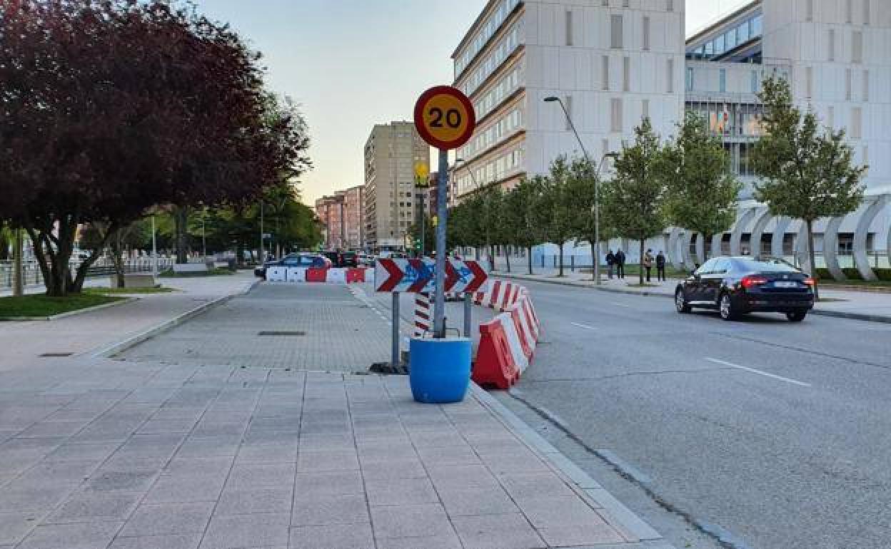 La avenida Reyes Católicos tiene un carril cortado y restricción de velocidad a la altura de los juzgados.