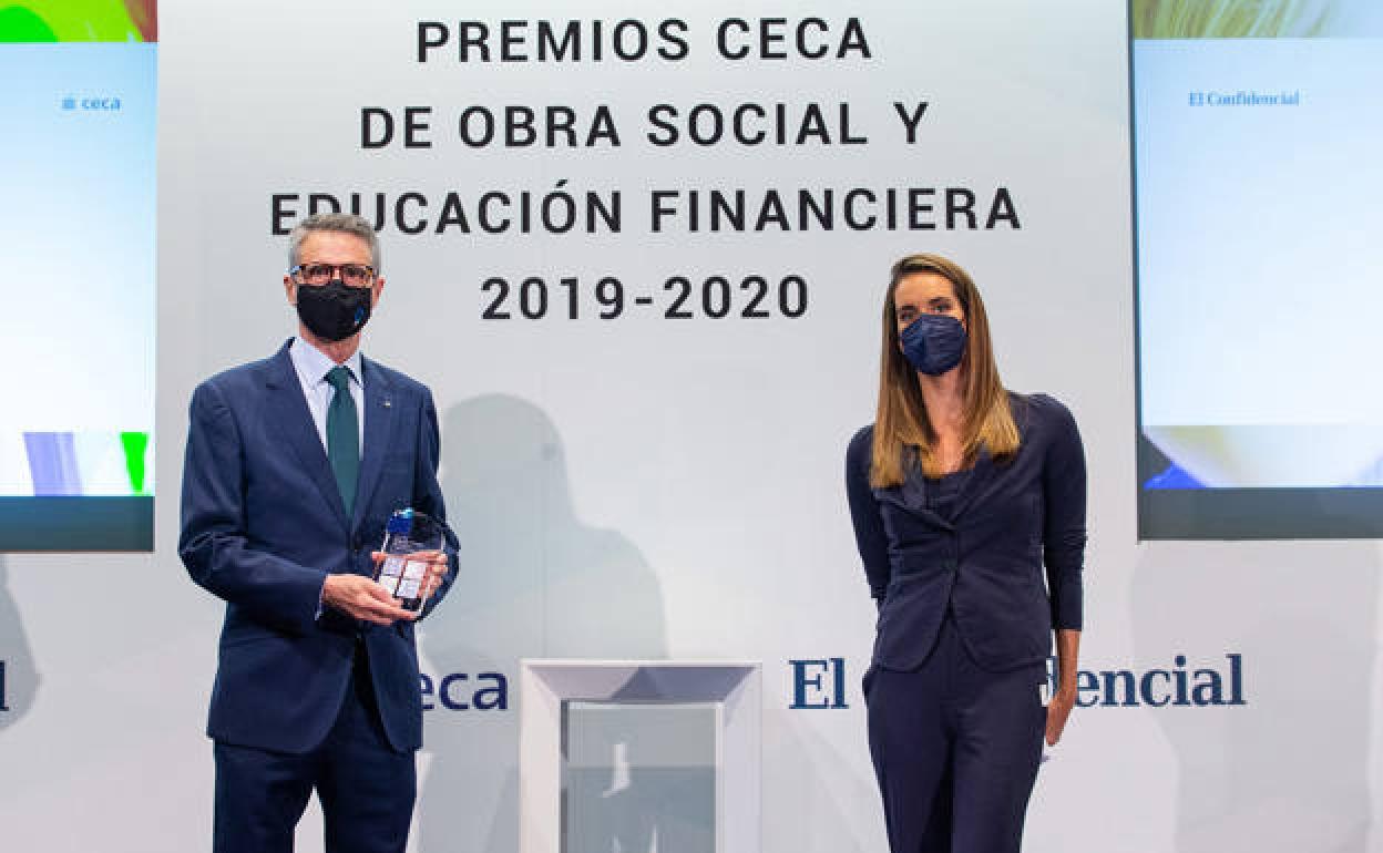 El Presidente de Fundación Cajacírculo, Emilio Domingo recibió el premio de manos de Ona Carbonell.