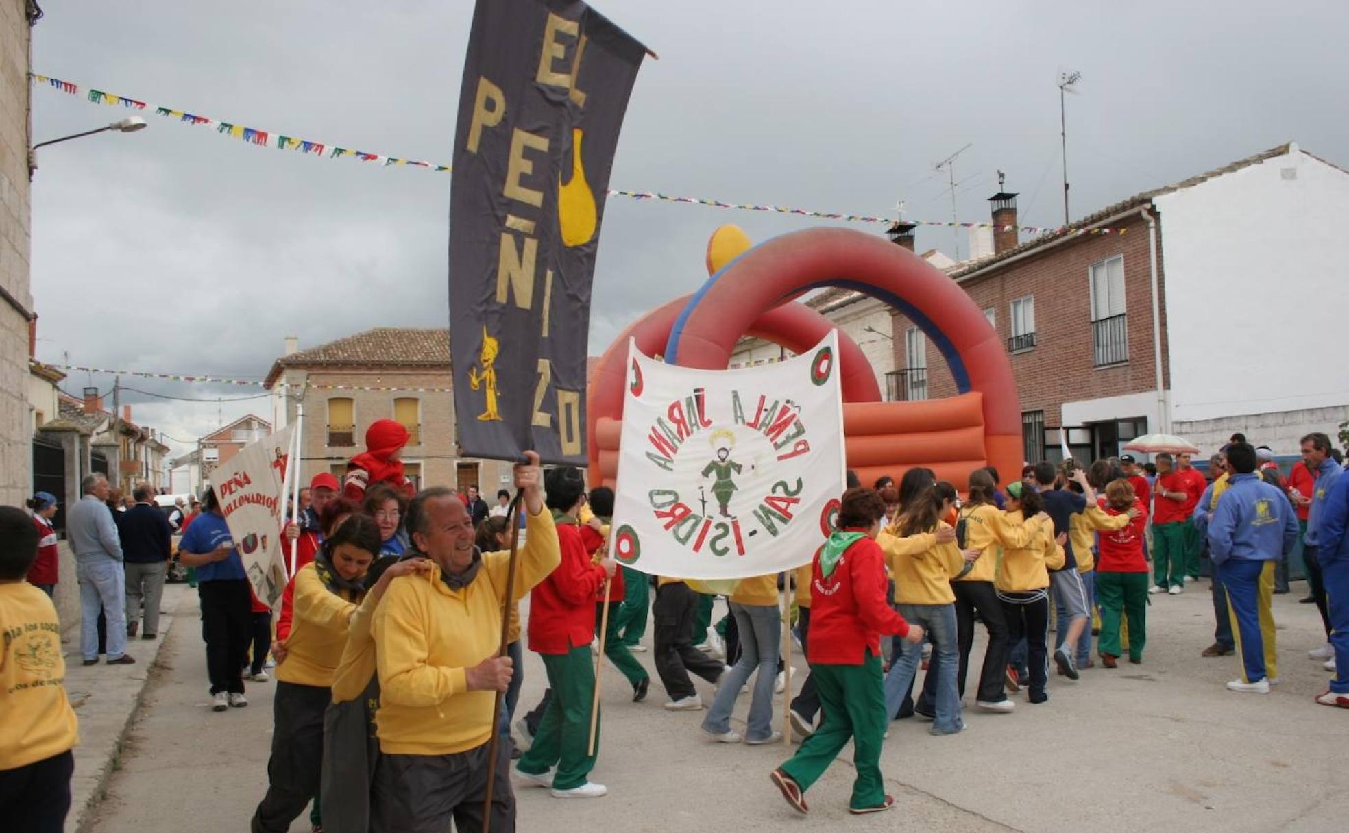 Recorrido de peñas durante las fiestas patronales. 