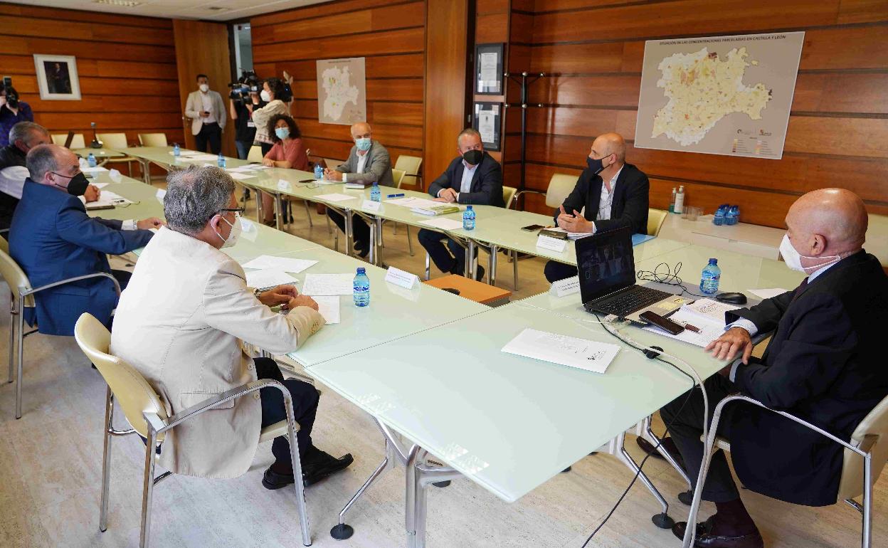 El consejero de Agricultura junto al resto de representantes de la Consejería y de las organizaciones profesionales agrarias. 