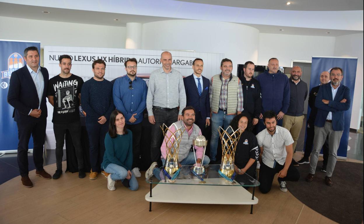 Buena parte de los trabajadores del San Pablo han acompañado a Peñarroya en su despedida. 