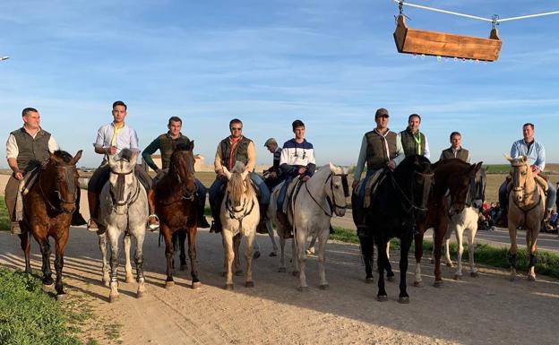 Los quintos de 2020, a punto de correr la carrera de cintas.