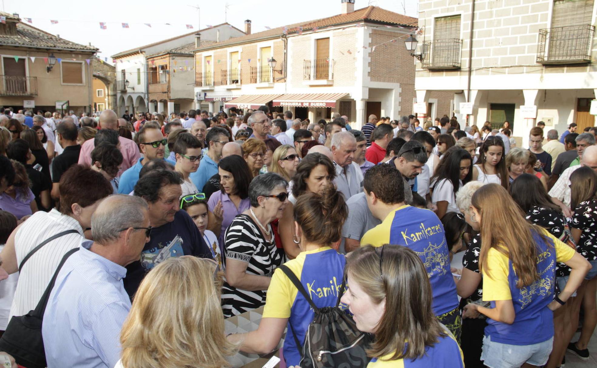 El multitudinario Pinchito de Pesquera de Duero, que organizan las peñas junto a las bodegas.