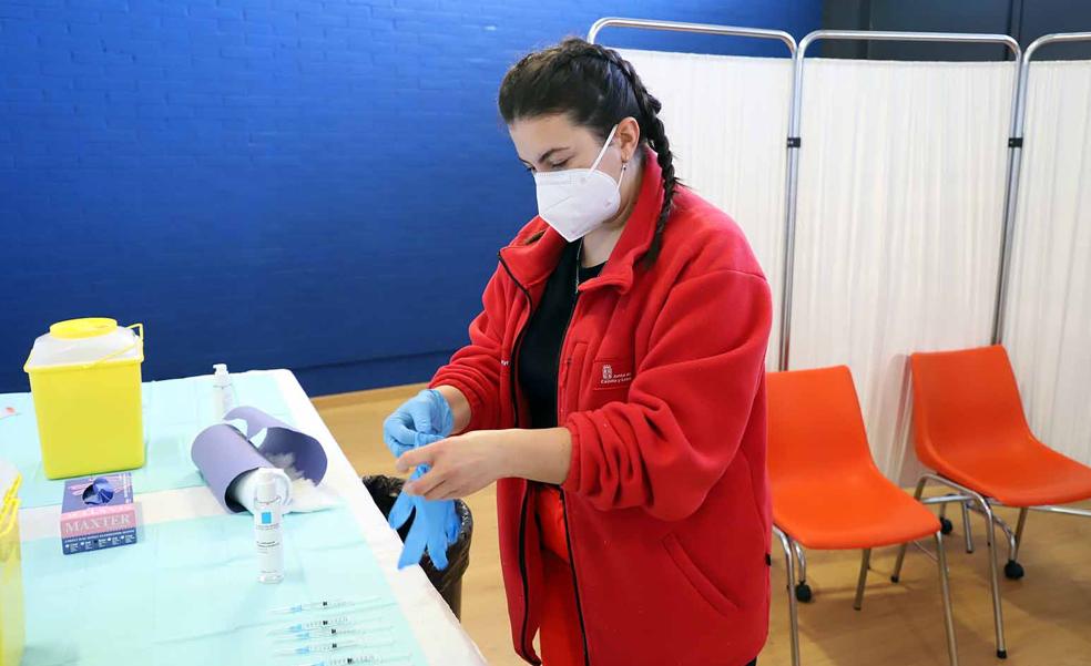 Una enfermera se prepara para comenzar una jornada de vacunación masiva