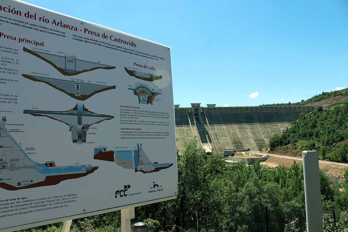 Fotos: 17 años y 250 millones de euros después, el embalse de Castrovido empieza a llenarse (en pruebas)