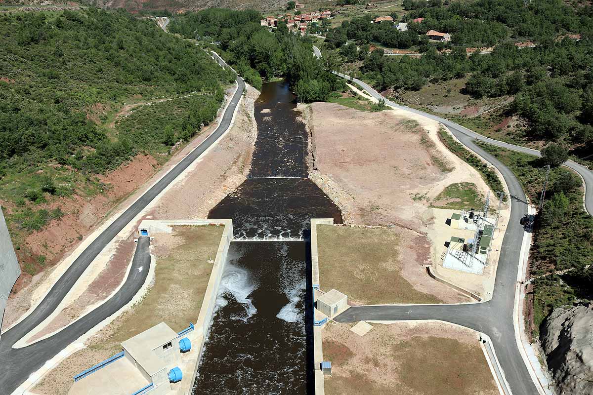 Fotos: 17 años y 250 millones de euros después, el embalse de Castrovido empieza a llenarse (en pruebas)