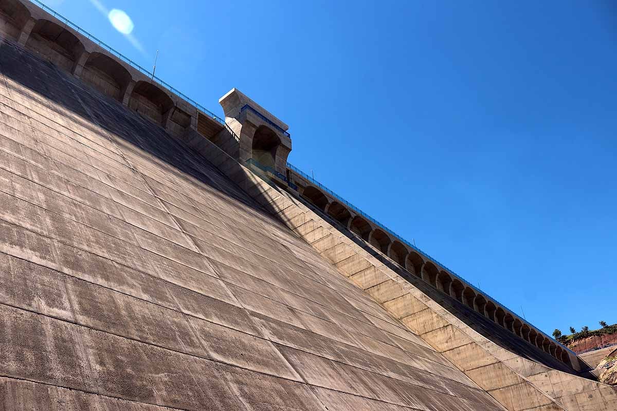 Fotos: 17 años y 250 millones de euros después, el embalse de Castrovido empieza a llenarse (en pruebas)