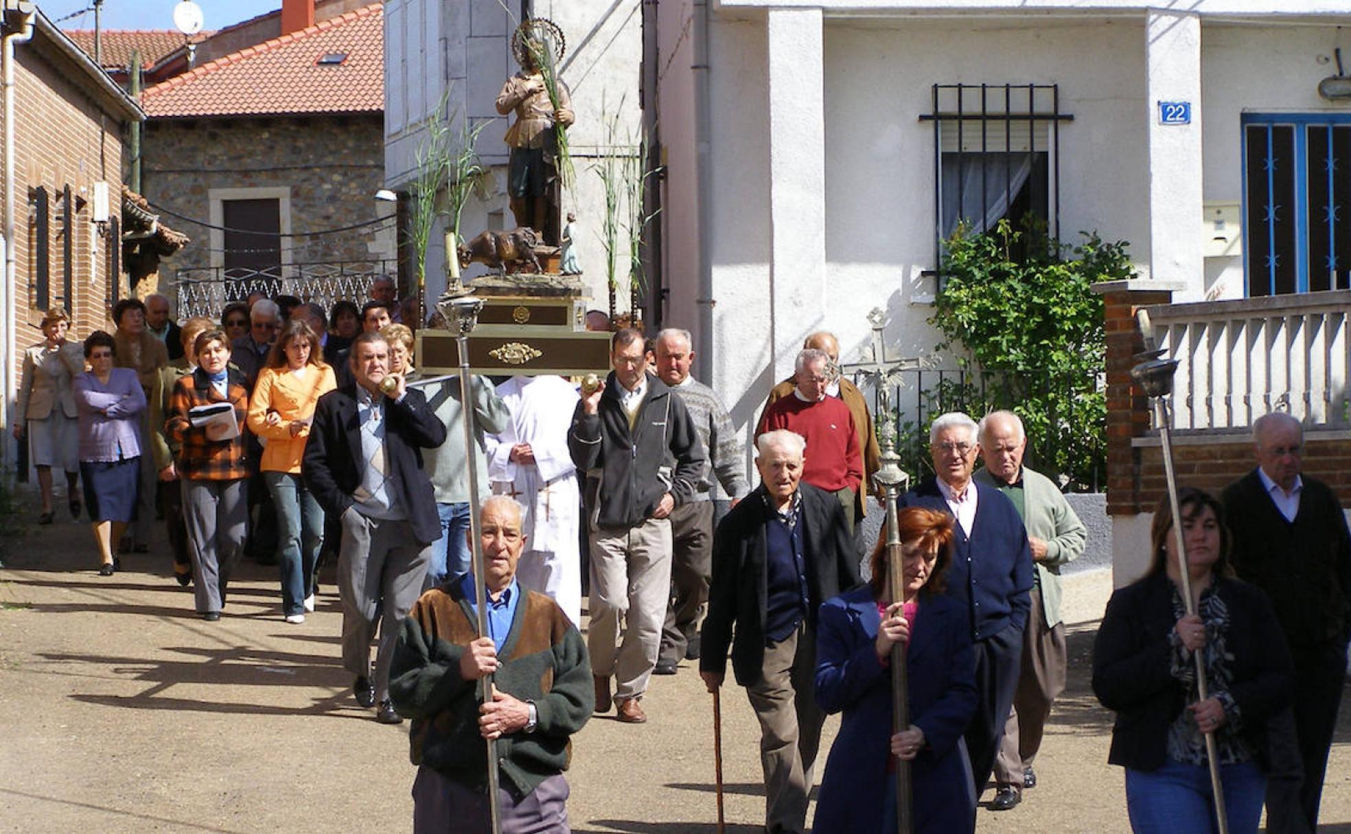 Los vecinos participan en la procesión de San Isidro en Villalba de Guardo.