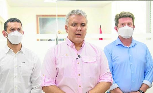 Duque (centro) y sus ministros de Defensa e Interior, que viajaban con él cuando se produjo el ataque el viernes. 