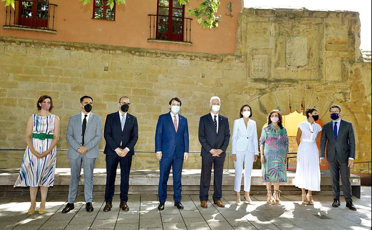 El presidente de la Junta de Castilla y León, Alfonso Fernández Mañueco, firma la Declaración Interregional entre las Comunidades Autónomas del Camino de Santiago.
