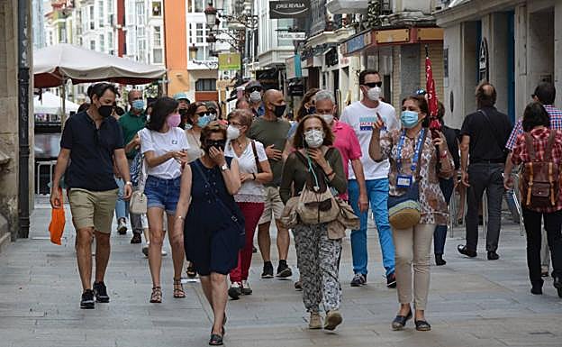 Covid en Burgos: Los burgaleses se resisten a abandonar las mascarillas en el exterior