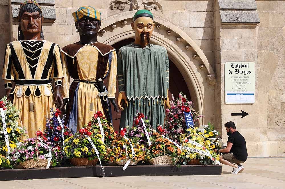 Fotos: La ofrenda floral a Santa María la Mayor en Burgos ha vuelto a la calle