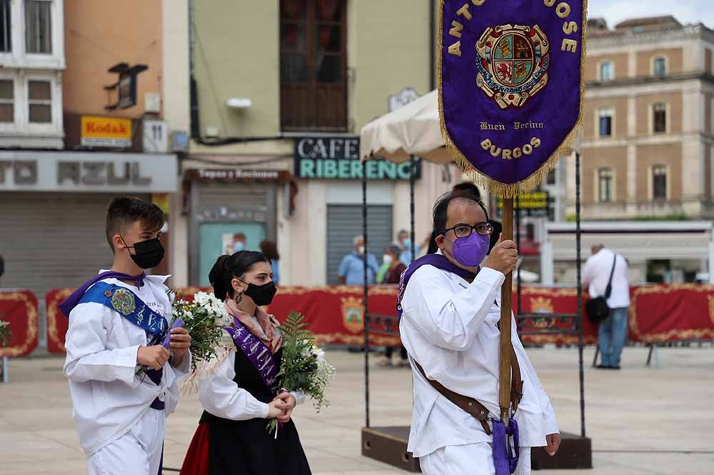 Fotos: La ofrenda floral a Santa María la Mayor en Burgos ha vuelto a la calle