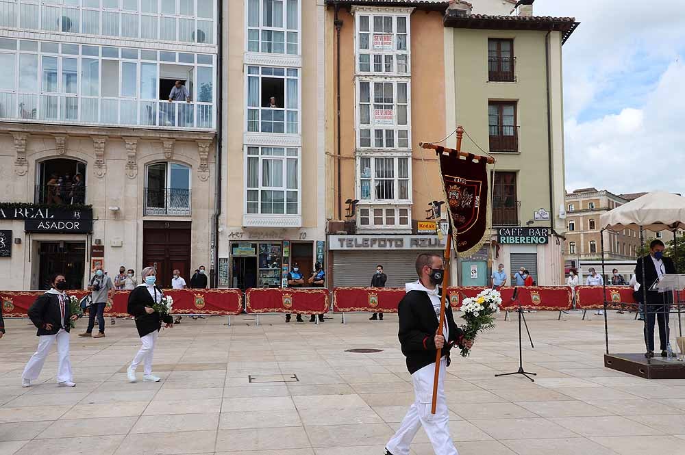 Fotos: La ofrenda floral a Santa María la Mayor en Burgos ha vuelto a la calle