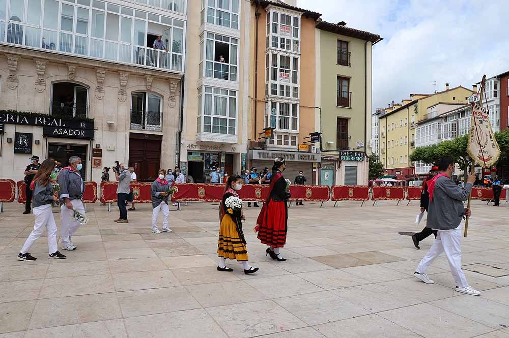 Fotos: La ofrenda floral a Santa María la Mayor en Burgos ha vuelto a la calle