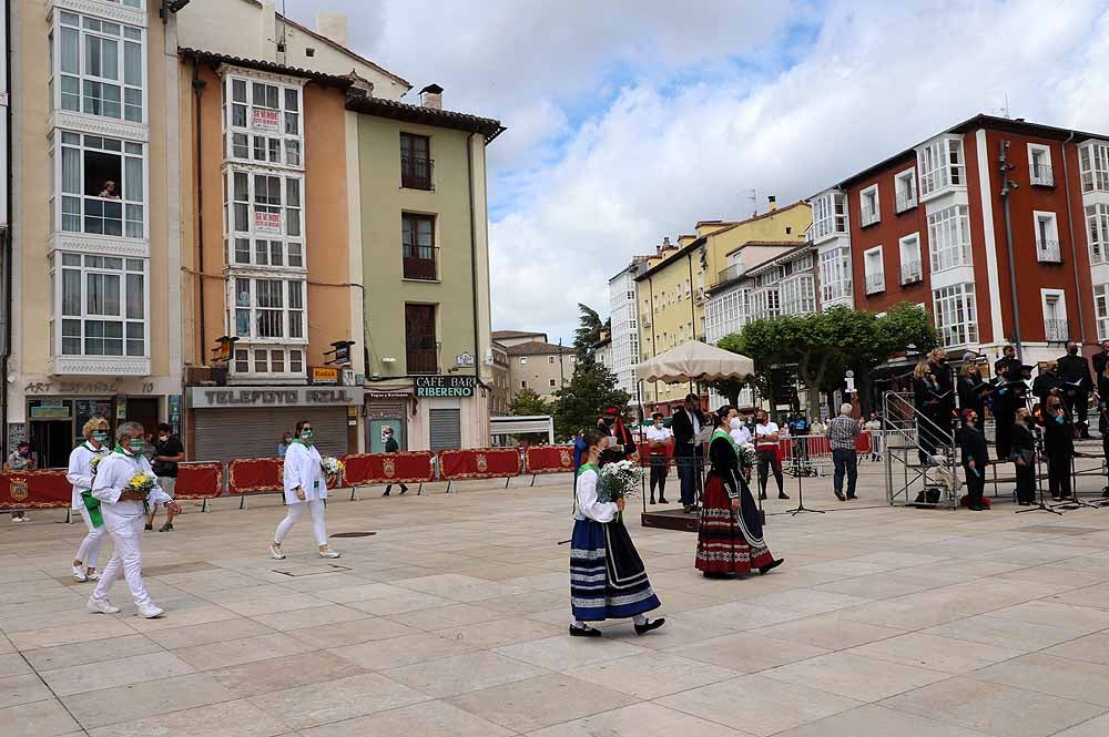 Fotos: La ofrenda floral a Santa María la Mayor en Burgos ha vuelto a la calle