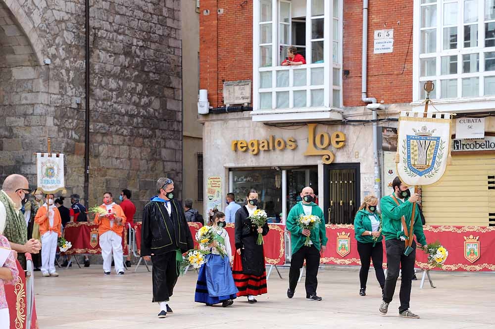 Fotos: La ofrenda floral a Santa María la Mayor en Burgos ha vuelto a la calle