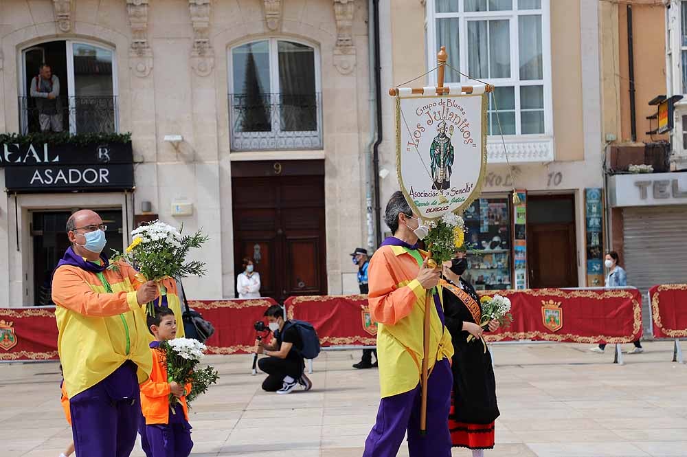 Fotos: La ofrenda floral a Santa María la Mayor en Burgos ha vuelto a la calle