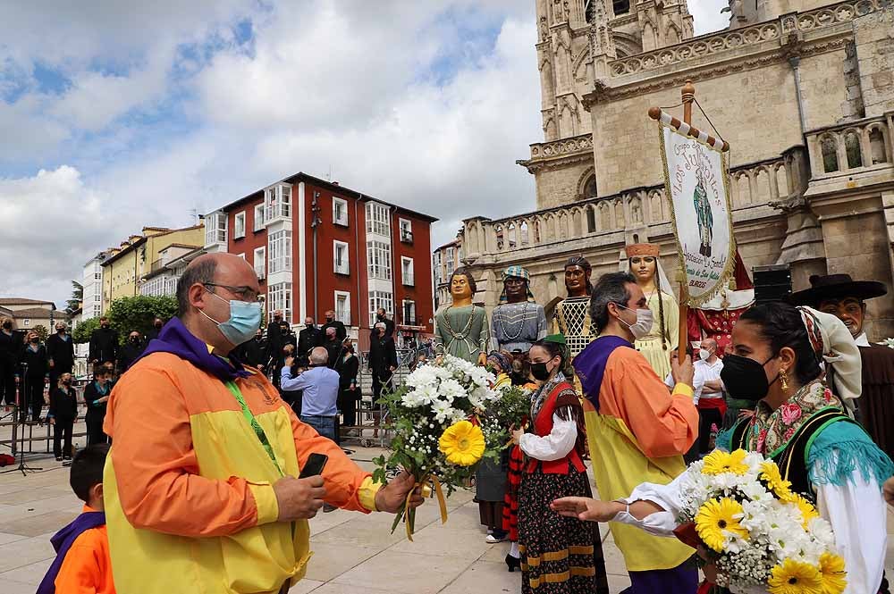 Fotos: La ofrenda floral a Santa María la Mayor en Burgos ha vuelto a la calle