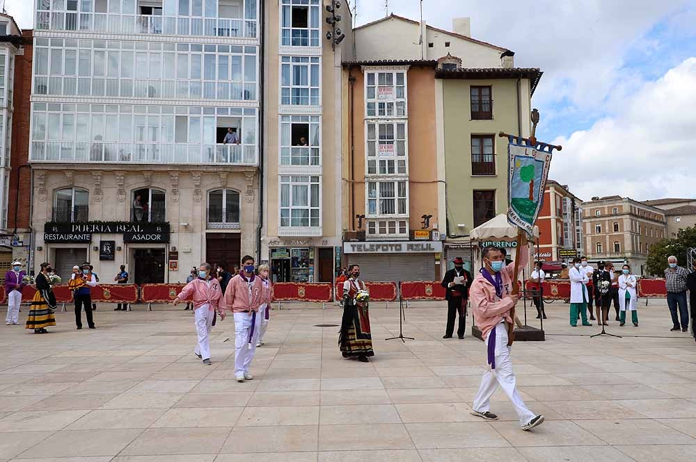 Fotos: La ofrenda floral a Santa María la Mayor en Burgos ha vuelto a la calle