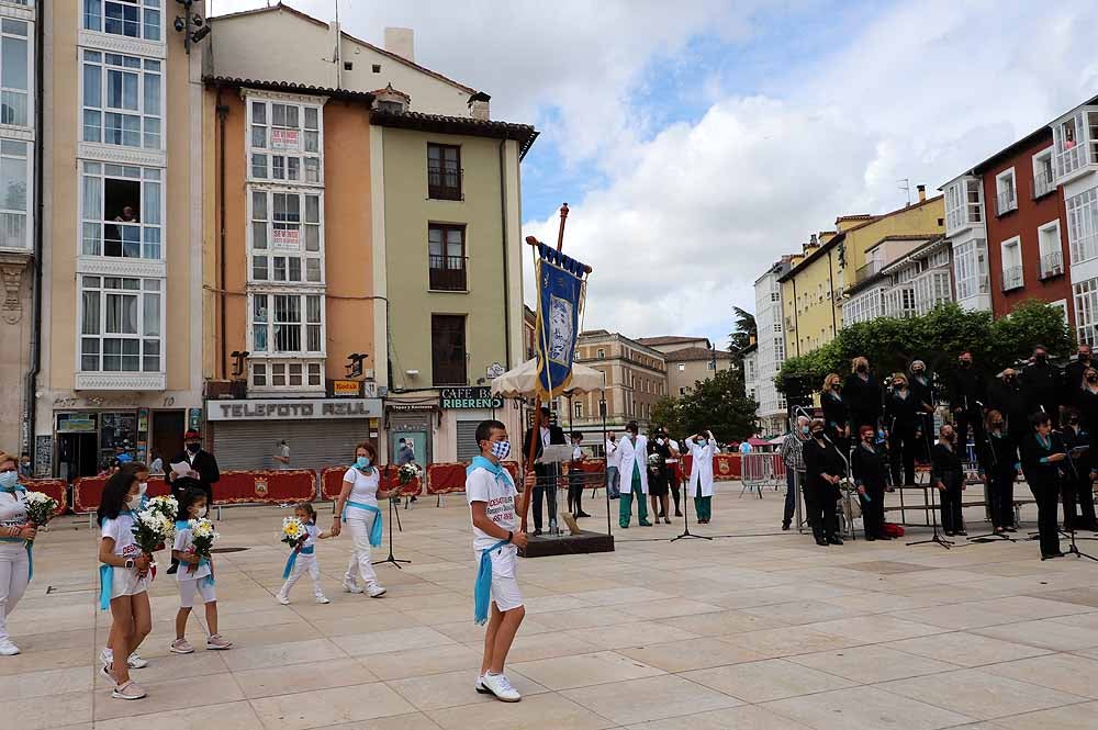 Fotos: La ofrenda floral a Santa María la Mayor en Burgos ha vuelto a la calle