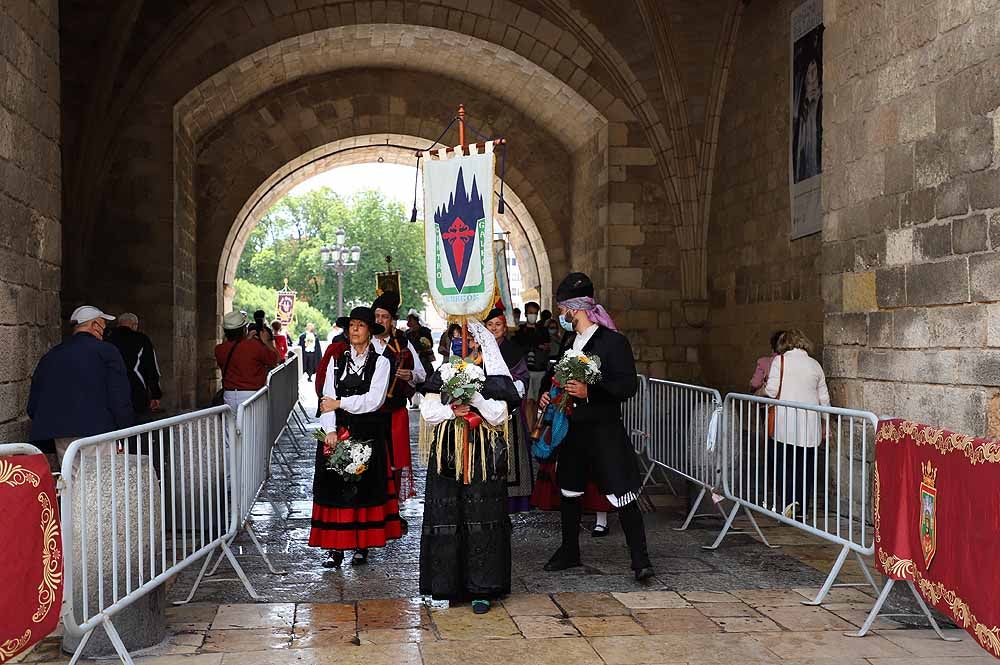 Fotos: La ofrenda floral a Santa María la Mayor en Burgos ha vuelto a la calle