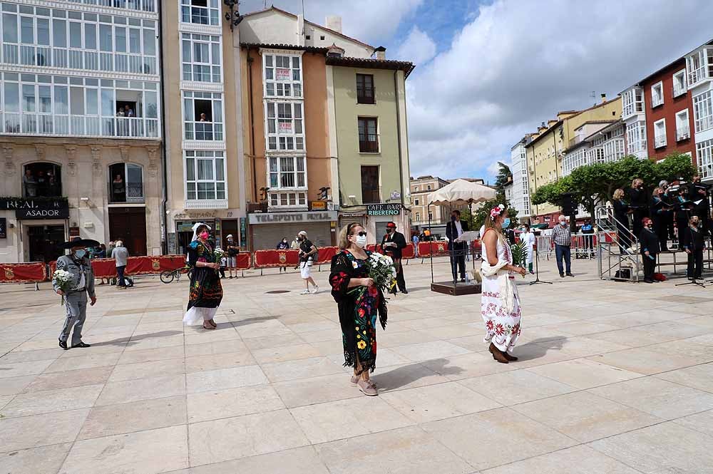 Fotos: La ofrenda floral a Santa María la Mayor en Burgos ha vuelto a la calle