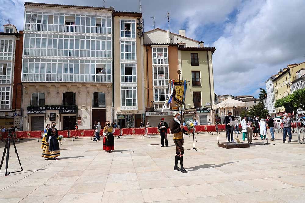 Fotos: La ofrenda floral a Santa María la Mayor en Burgos ha vuelto a la calle