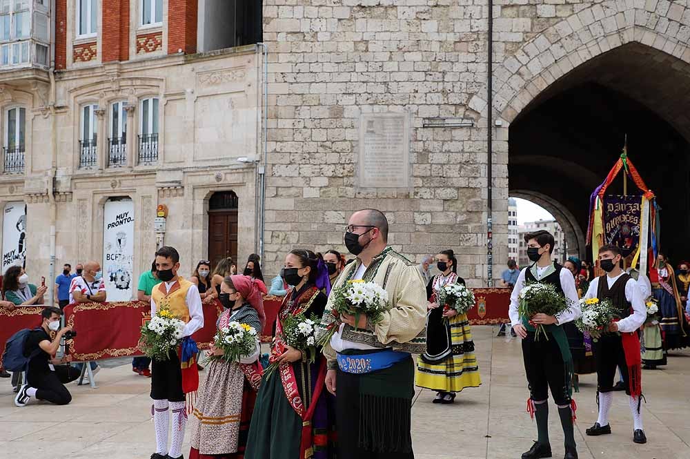 Fotos: La ofrenda floral a Santa María la Mayor en Burgos ha vuelto a la calle