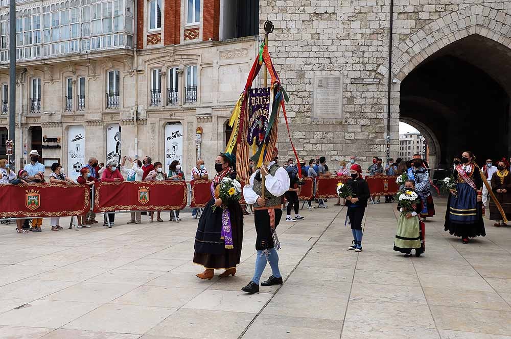 Fotos: La ofrenda floral a Santa María la Mayor en Burgos ha vuelto a la calle