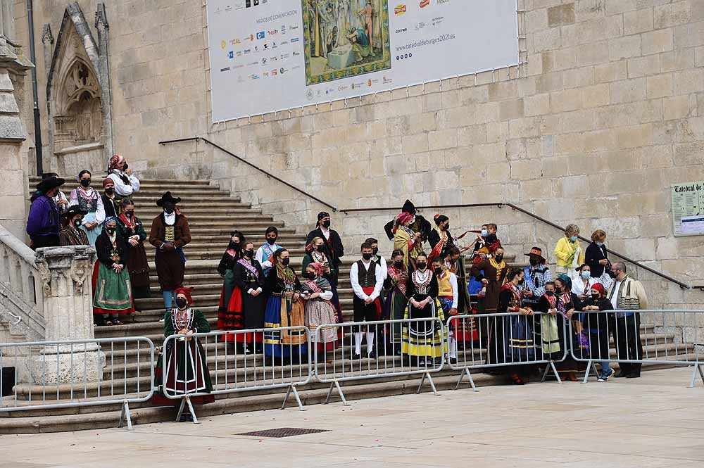 Fotos: La ofrenda floral a Santa María la Mayor en Burgos ha vuelto a la calle